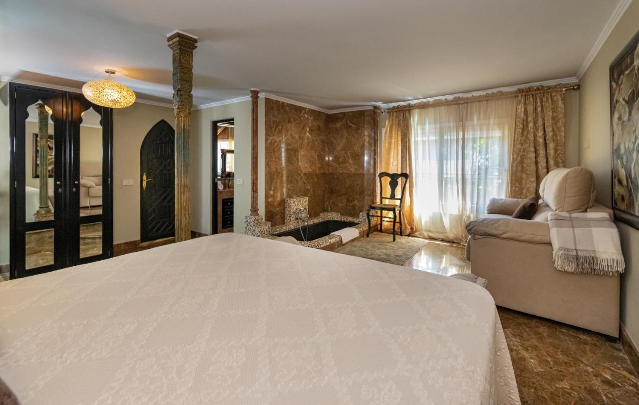 Villa In Puerto Cabopino Marbella Exteriör bild