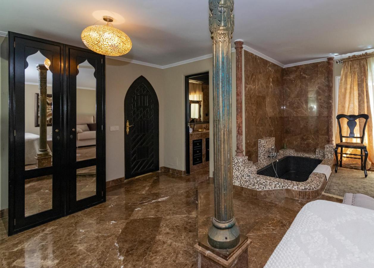 Villa In Puerto Cabopino Marbella Exteriör bild