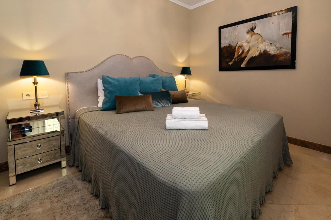 Villa In Puerto Cabopino Marbella Exteriör bild