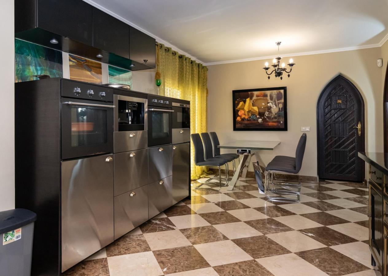 Villa In Puerto Cabopino Marbella Exteriör bild