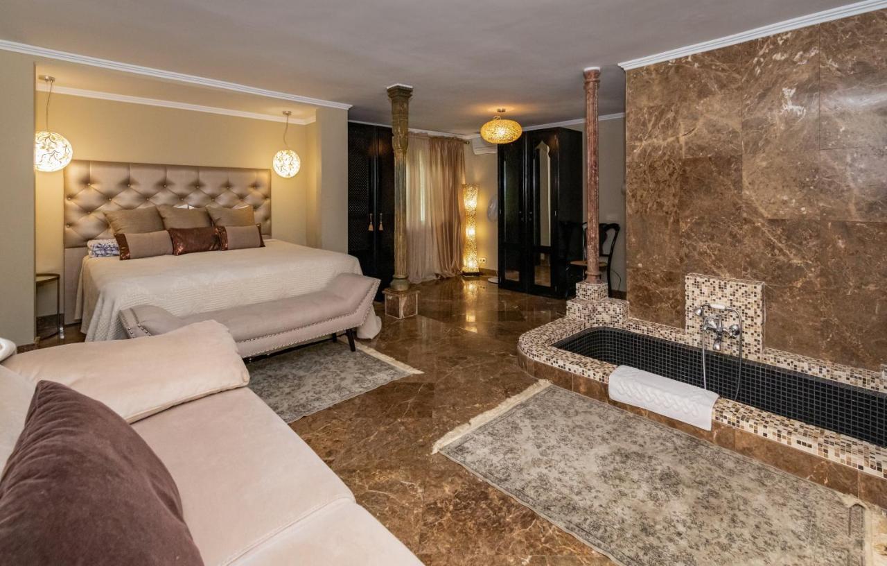 Villa In Puerto Cabopino Marbella Exteriör bild
